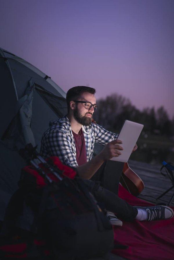 Quels sont les avantages et les précautions à prendre lors d'un camping dans une oasis du désert?